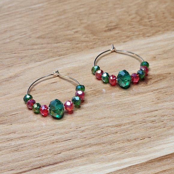 Christmas Red & Green Briolette Crystal Beaded Gold Hoops 1" Earrings Ha… - Picture 3 of 4